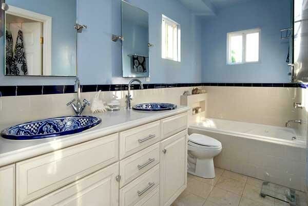 Blue and White Bathroom Decoration 18